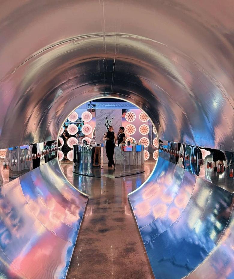 Túnel metalizado de acceso a un espacio de marca